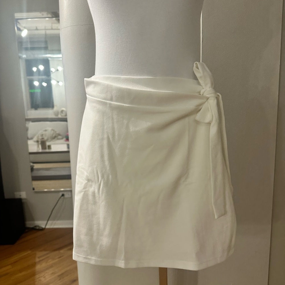 NWT- Lulus wrap around skirt